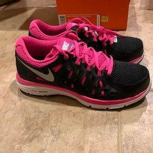 Brand new Nike Dual Fusion Run 2 Sneakers- black and pink